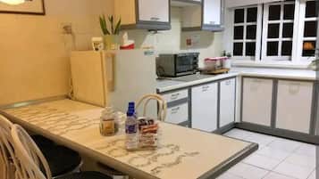 Full-sized fridge, microwave, stovetop, coffee/tea maker