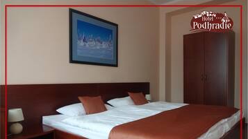 9 bedrooms, WiFi, bed sheets