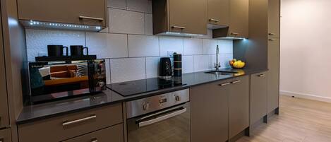 Coffee/tea maker, fridge, microwave, oven