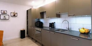 Cafetera y tetera, refrigerador, microondas y horno