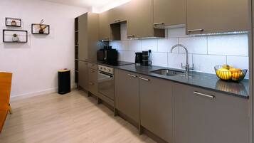 Wasserkocher mit Kaffee-/Teezubehör, Kühlschrank, Mikrowelle, Ofen