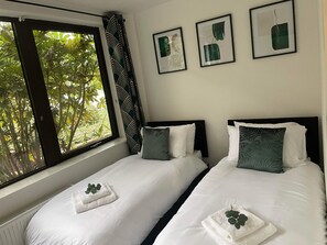 2 soverom, strykejern/-brett og reiseseng for barn