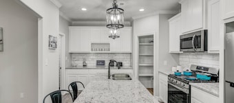 40% Monthly Discount Newly Renovated Luxe West Beaumont w Private Patio
