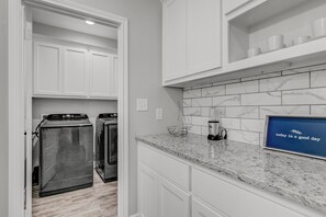 Interior - 40% Monthly Discount Newly Renovated Luxe West Beaumont w Private Patio (Beaumont)