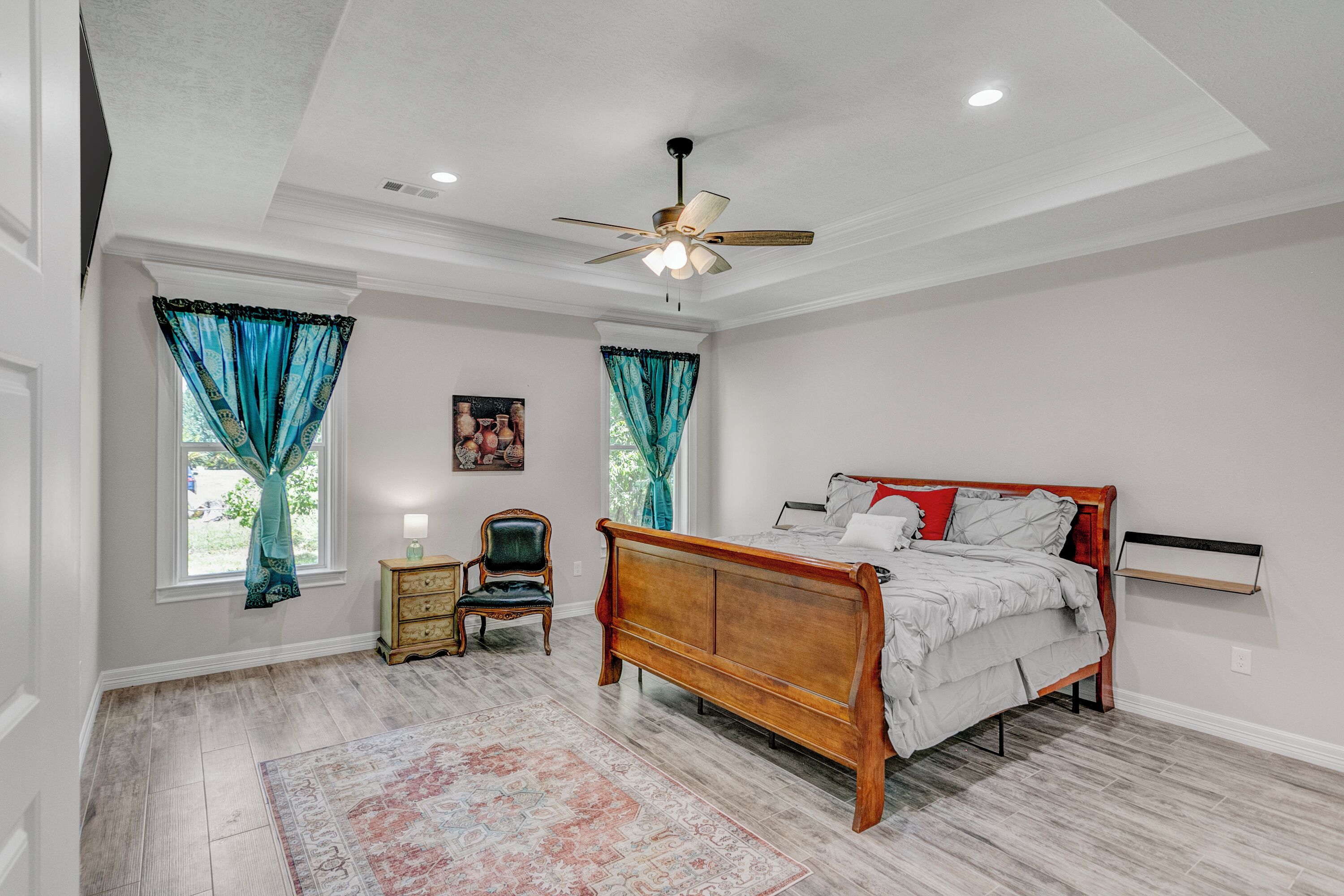 3 bedrooms, desk, iron/ironing board, travel crib