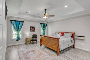 3 bedrooms, desk, iron/ironing board, travel cot - 40% Monthly Discount Newly Renovated Luxe West Beaumont w Private Patio (Beaumont)