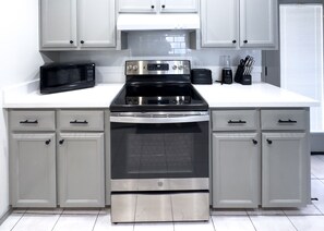 冷蔵庫、電子レンジ、オーブン、コンロ