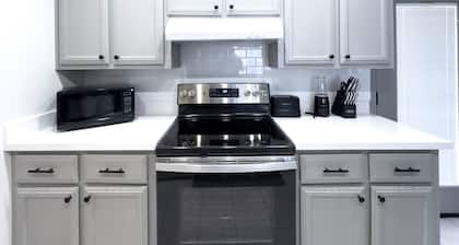 Chic, Quiet 2BR 2BA Near Shops & Restos!