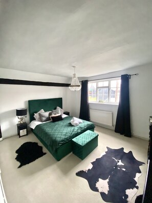 4 makuuhuonetta, silitysrauta/-lauta, Wi-Fi, vuodevaatteet