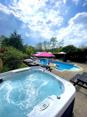 プール. Amazing Farmhouse only 21 miles from London with pool, hot tub, games room!