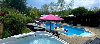 Amazing Farmhouse only 21 miles from London with pool, hot tub, games room!