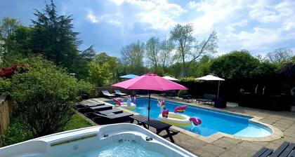 Amazing Farmhouse only 21 miles from London with pool, hot tub, games room!