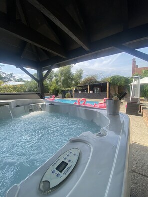 Outdoor spa tub - Amazing Farmhouse only 21 miles from London with pool, hot tub, games room! (Chipping Ongar)