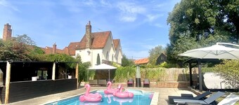 4-bed farmhouse sleeps 10: pool, hot tub, games room, lake, near Epping station!