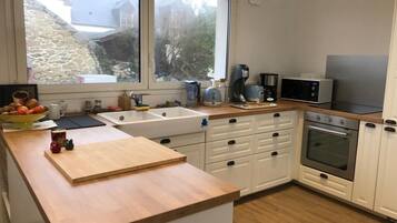 Geladeira, micro-ondas, fogão, cafeteira/chaleira