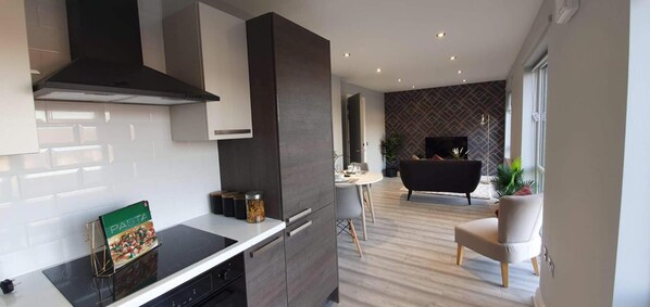 Apartment | Private kitchen | Fridge, microwave, oven, stovetop - Inviting 1-bed Apartment in the Heart of Sheffield (Sheffield)