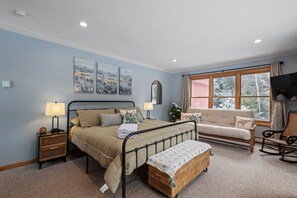 4 bedrooms, in-room safe, desk, iron/ironing board - 70 acre White Mountain estate - trails, views, privacy (Thornton)