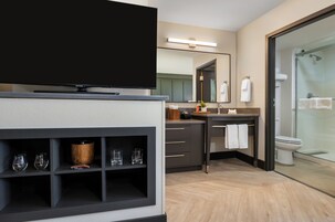 Work Wise Premium Studio, 1 King Bed | Fürdőszoba | Hajszárító és törölközők