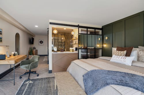 Owners Premium Suite, 1 King Bed | Pillow-top beds, desk, laptop workspace, blackout curtains