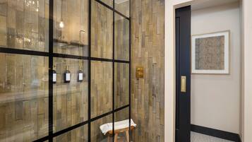 Owners Premium Suite, 1 King Bed | Baño | Secador de pelo y toallas