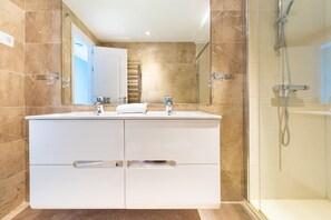Shower, hair dryer, towels