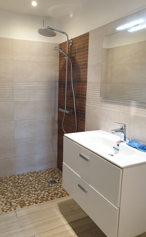 Douche, sĂšche-cheveux, savon