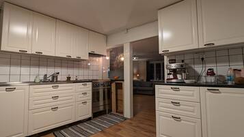 KylskÄp, mikrovÄgsugn, ugn och spishÀll