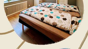 3 bedrooms, desk, iron/ironing board, free WiFi