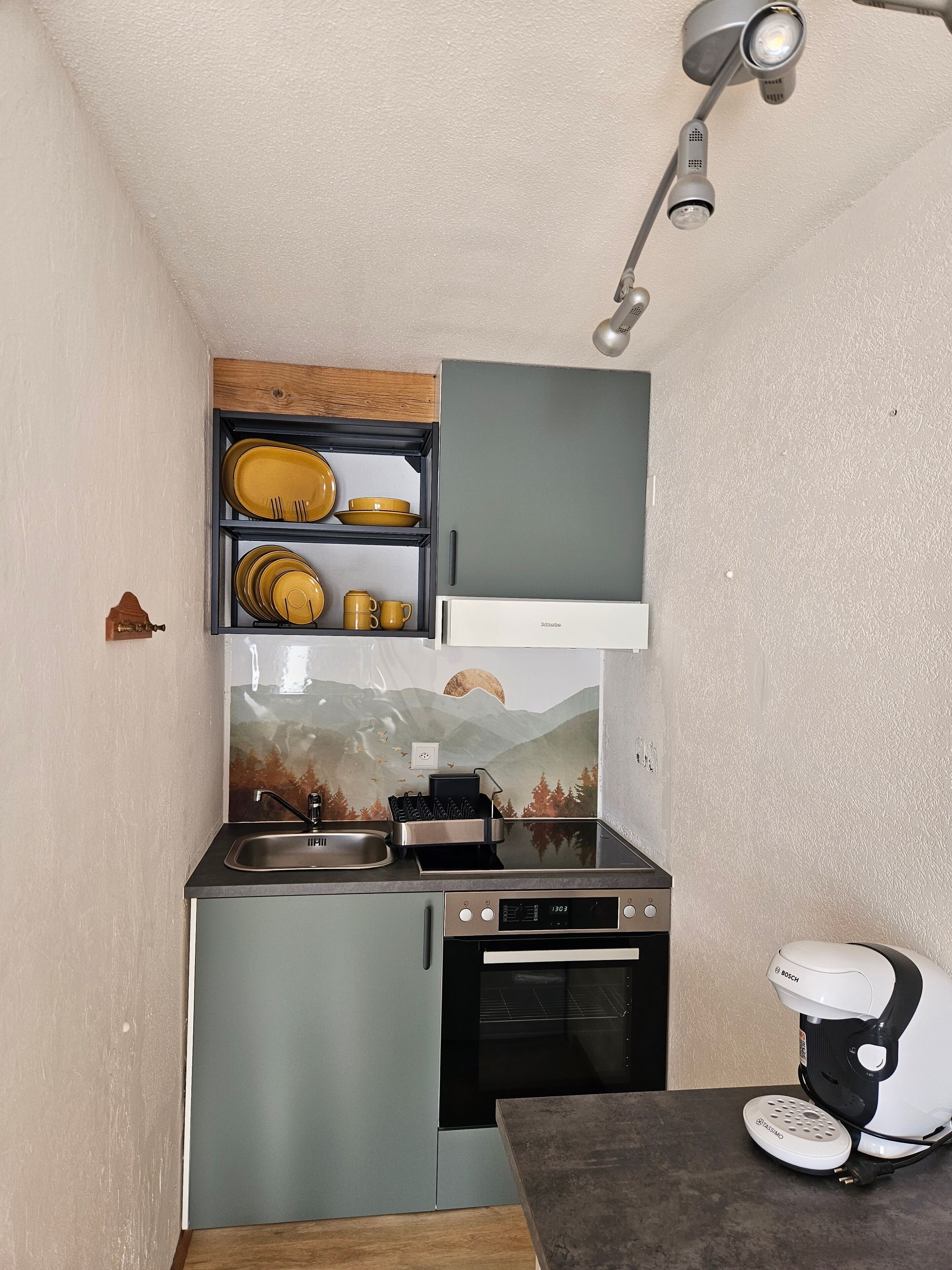Wasserkocher mit Kaffee-/Teezubehör, Kühlschrank, Ofen
