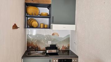 Wasserkocher mit Kaffee-/Teezubehör, Kühlschrank, Ofen