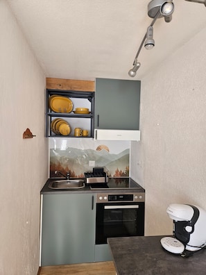Fridge, oven, coffee/tea maker, cookware/dishes/utensils