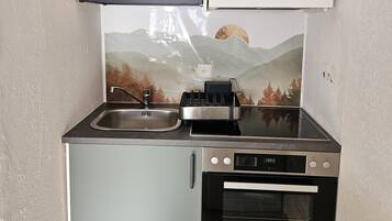 Wasserkocher mit Kaffee-/Teezubehör, Kühlschrank, Ofen