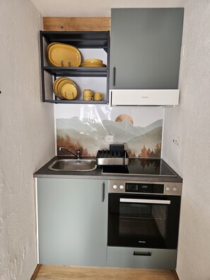 Fridge, oven, coffee/tea maker, cookware/dishes/utensils