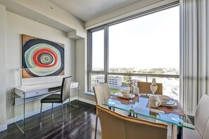 Apartemen Mewah, 2 kamar tidur | Makan di kamar