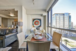 Luxury Apartment, 2 Bedrooms | In-room dining