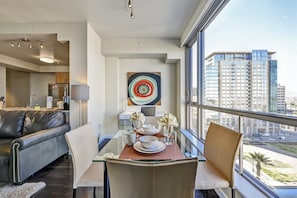 Luxury Apartment, 2 Bedrooms | In-room dining
