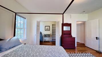 2 bedrooms, desk, iron/ironing board, free WiFi