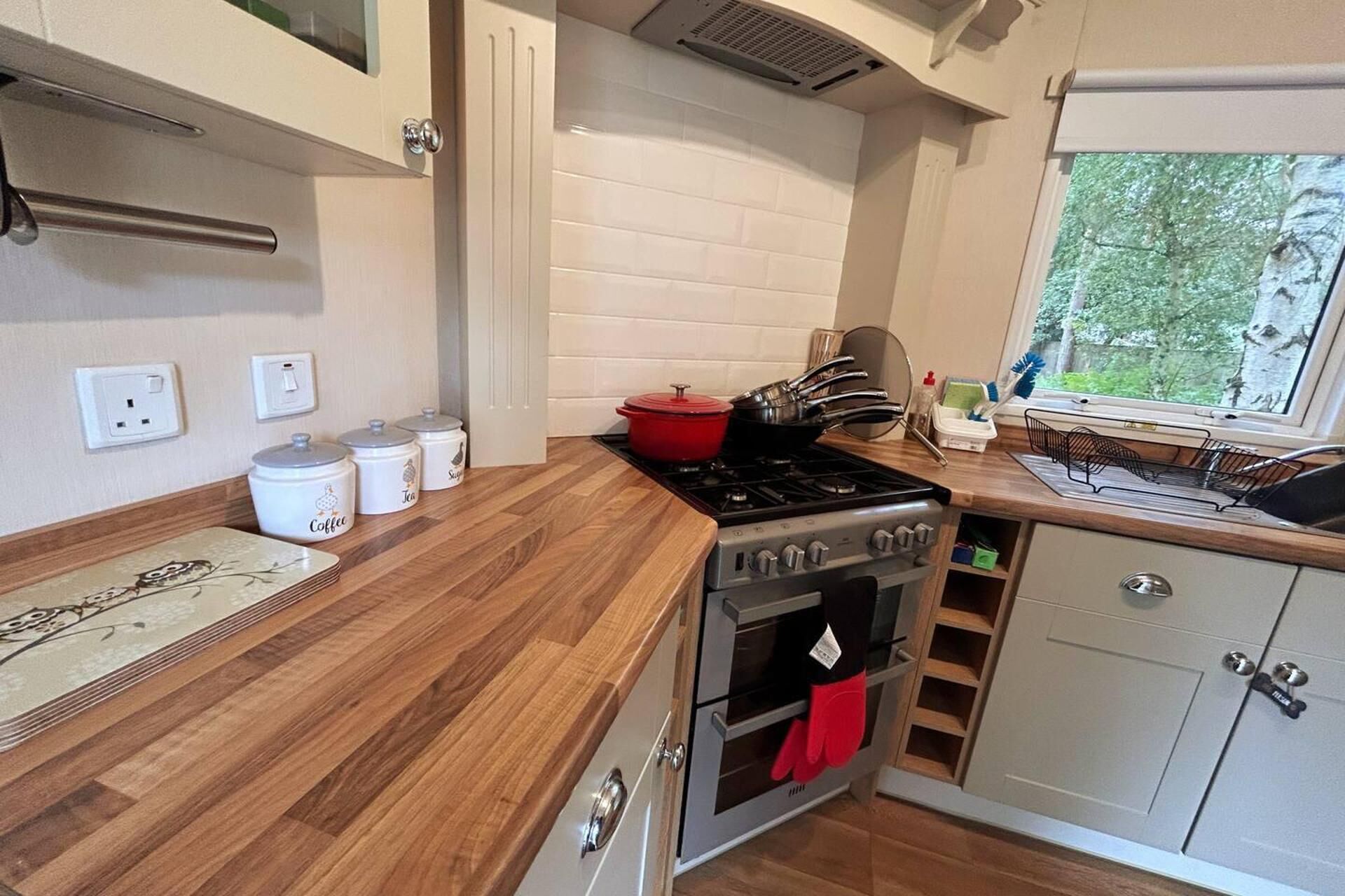 Cabin | Private kitchen | Fridge, microwave, oven, stovetop