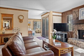 Smart-TV, Kamin, DVD-Player, Bücher