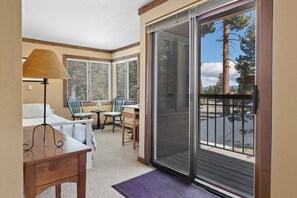 Smart-TV, Kamin, DVD-Player, Bücher