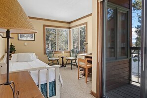 2 bedrooms, in-room safe, desk, iron/ironing board - Mammoth Getaway, Short walk to the Village and steps to Canyon Lodge shuttle. (Mammoth Lakes)