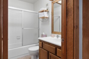Hair dryer, towels, soap, shampoo - Mammoth Getaway, Short walk to the Village and steps to Canyon Lodge shuttle. (Mammoth Lakes)
