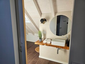 Comfort Room | Bathroom | Shower, hair dryer, towels - SurfSoul B&B (Peniche)
