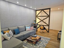 32-英寸智能电视（配备有线频道）