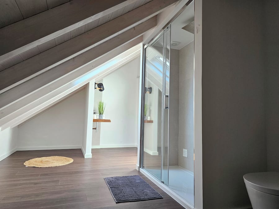 Quarto conforto | Banheiro | Chuveiro, secador de cabelo (mediante solicitação), toalhas de banho
