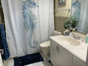 Dusche, Haartrockner, Handtücher, Seife