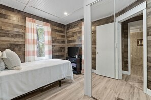 3 slaapkamers, een strijkplank/strijkijzer, gratis wifi, beddengoed