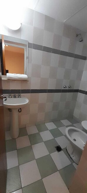 Bidet, tuala disediakan 