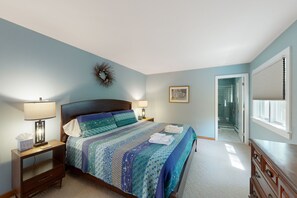 3 bedrooms, iron/ironing board, Internet, bed sheets - Charming Martha's Vineyard retreat close to beaches & downtown - large yard (Oak Bluffs)