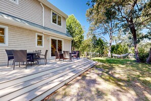 Outdoor dining - Charming Martha's Vineyard retreat close to beaches & downtown - large yard (Oak Bluffs)